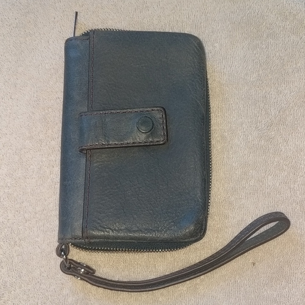 Fossil wristlet wallet
